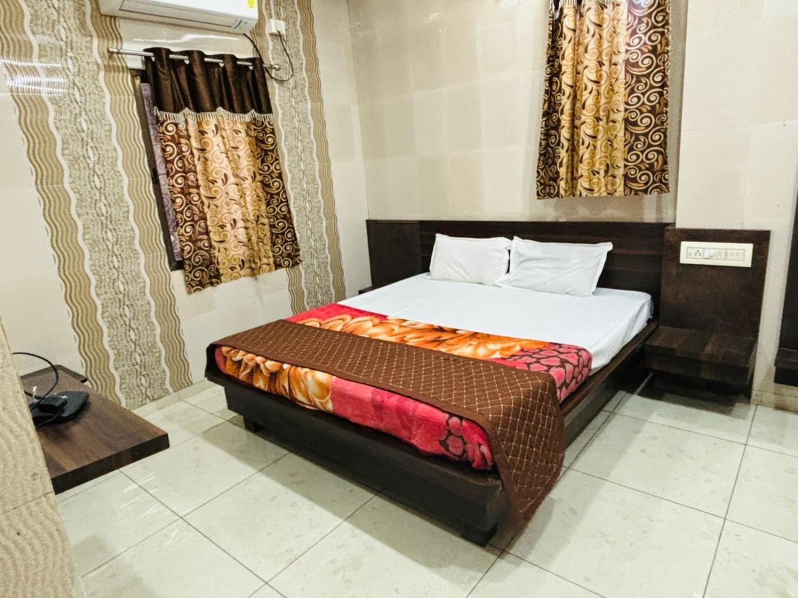 Hotel Shree Nath - 200 Meters From Dwarkadhish Temple Exterior photo